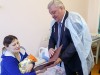 Сергей Гапликов вручил первые сертификаты на региональный семейный капитал при рождении первенца