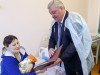 Сергей Гапликов вручил первые сертификаты на региональный семейный капитал при рождении первенца